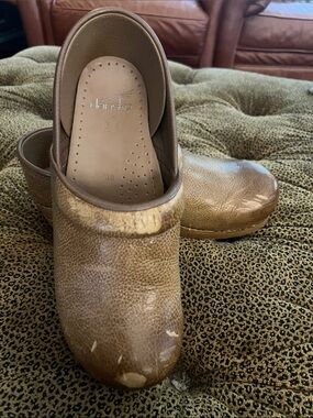 Dansko Tan Leather Slip-On Clogs women’s size 40 Honey Color